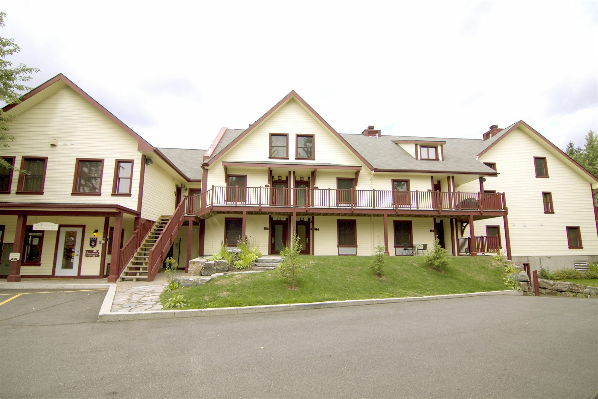 Suites De La Gare - Location Adp モントランブラン エクステリア 写真